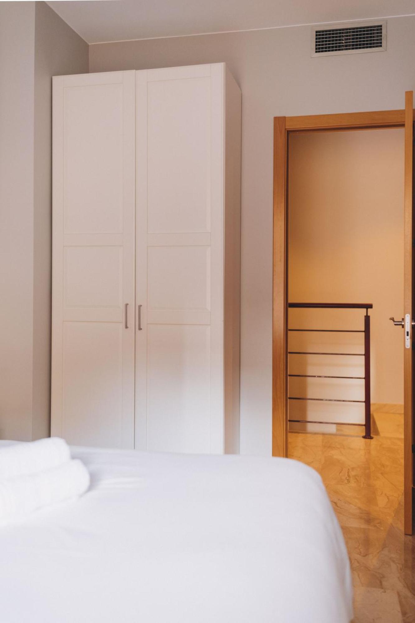 The Orbit Apartments Барселона Екстериор снимка